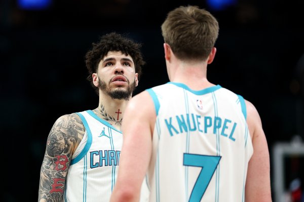 在线股票配资官网 黄蜂连续22季未赢得季后赛系列赛并列历史第2长！仅次于快船29季