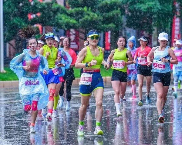 配资炒股公司平台 下雨天千万不要跑步！尤其女跑者，毫无隐私可言